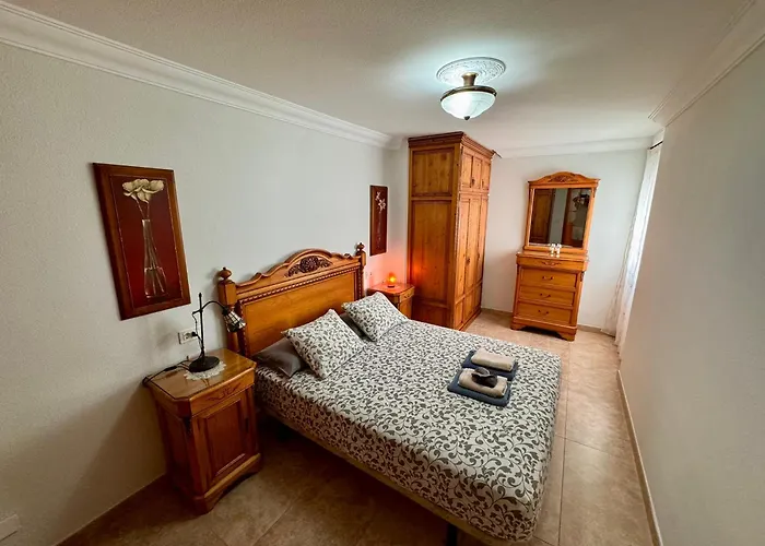 Alquilaencanarias Plaza Roja El Medano (Tenerife)