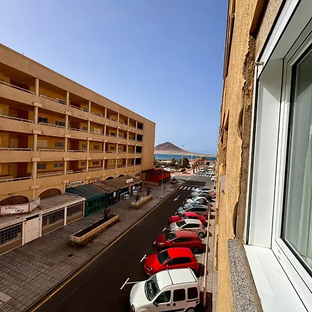 Alquilaencanarias Plaza Roja * El Medano (Tenerife)